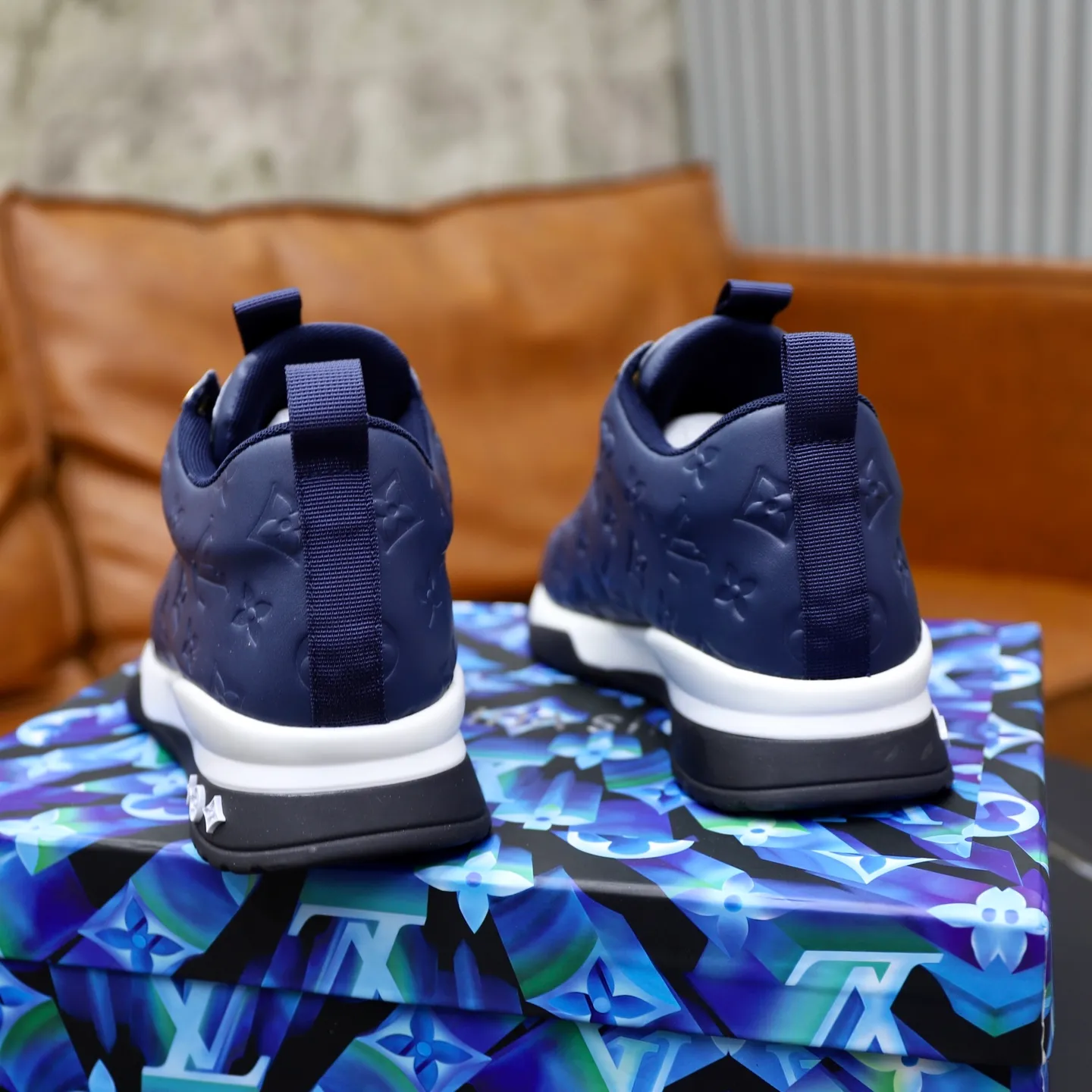 Factory price: 520💰【LV】Louis Vuitton is a high-end brand of men's shoes, new models on the market, top luxury brand, the latest fashionable casual men's shoes, trendy and versatile style, relaxed and sporty style, calfskin upper and ultra-fine workmanship. The original personalized fashionable rubber wear-resistant outsole is light and comfortable on the foot. Code number: 39-44 (45, 46 customized)